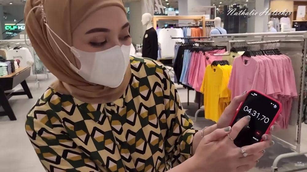 Nathalie Holscher belanjain karyawan (youtube.com/Nathalie Holscher)