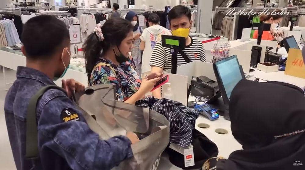 Nathalie Holscher belanjain karyawan (youtube.com/Nathalie Holscher)