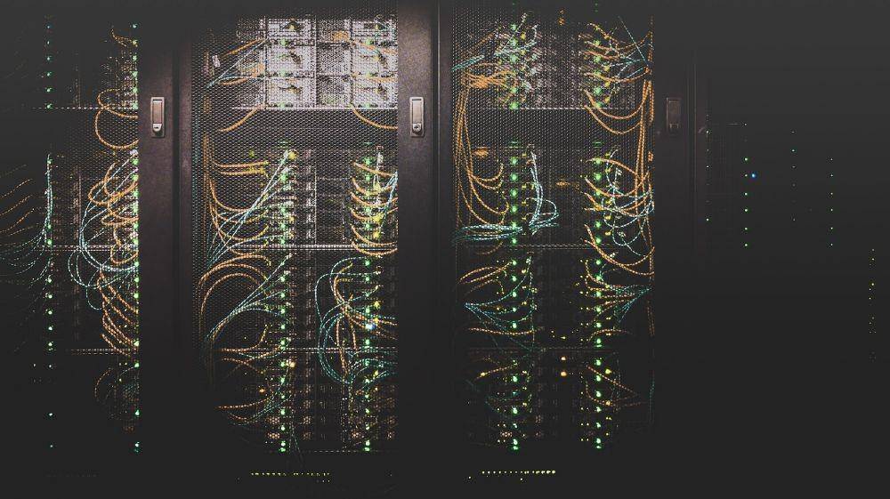 ilustrasi server dan enkripsi data (unsplash.com/Taylor Vick)