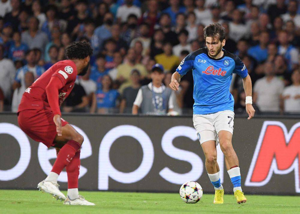Aksi Khvicha Kvaratskhelia (kanan) dalam pertandingan Napoli melawan Liverpool pada matchday pertama Liga Champions 2022/2023 (twitter.com/sscnapoli)