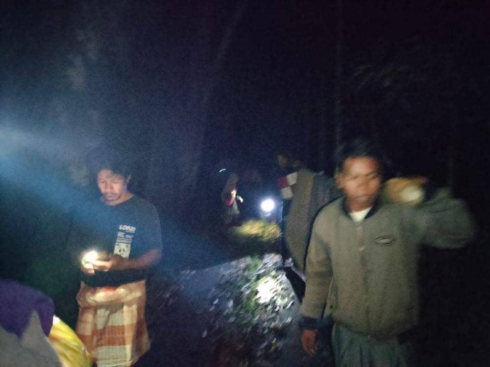 Warga menggotong ibu hamil yang akan melahirkan ke Puskesmas. (dok. Zulfahmi)