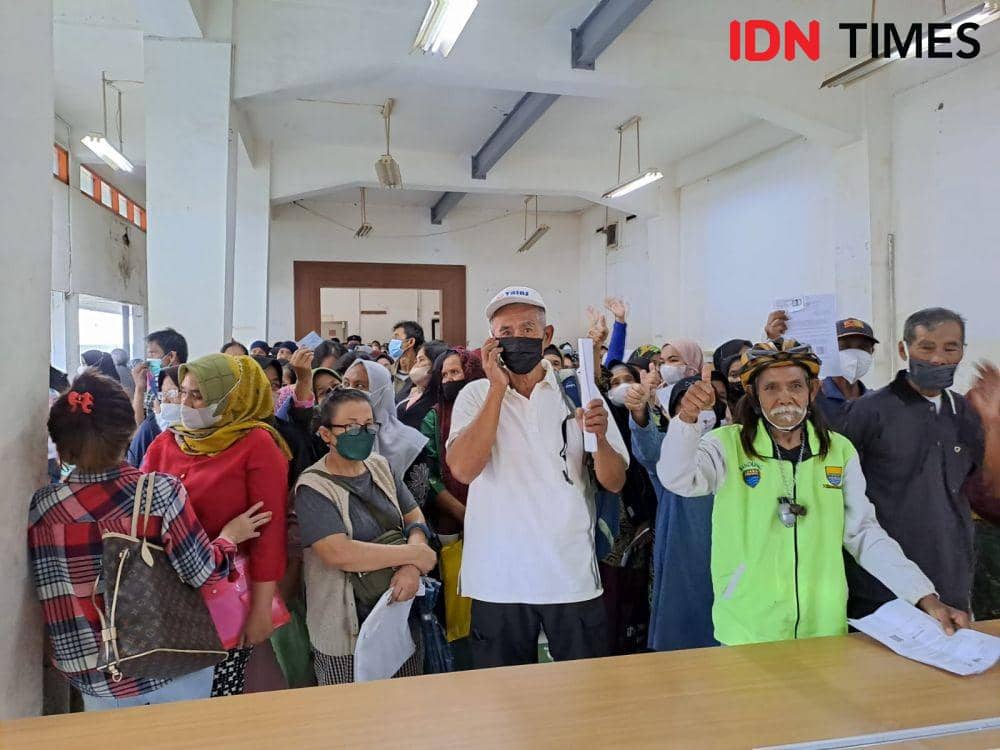 Warga Kota Bandung penerima BLT BBM subsidi (IDN Times/Azzis Zulkhairil)