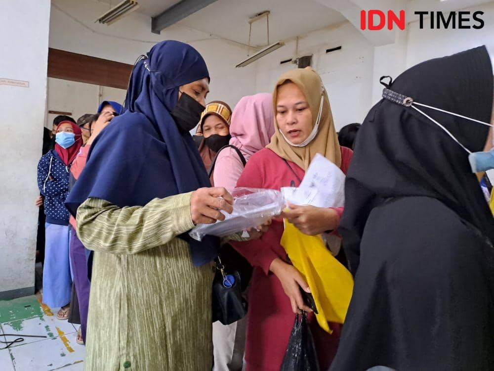 Warga Kota Bandung penerima BLT BBM subsidi (IDN Times/Azzis Zulkhairil)