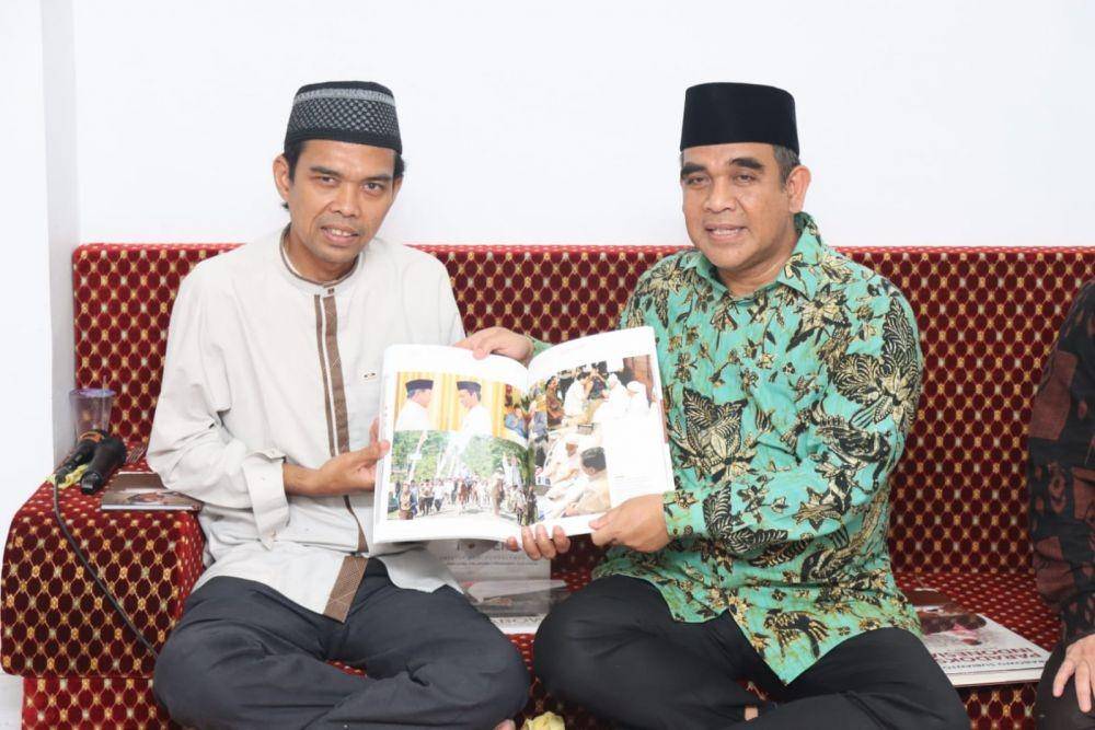 Sekjen Partai Gerindra Ahmad Muzani bersilaturahmi dengan Ustaz Abdul Somad (UAS) di kediamannya di Kampar, Riau (dok. Gerindra)