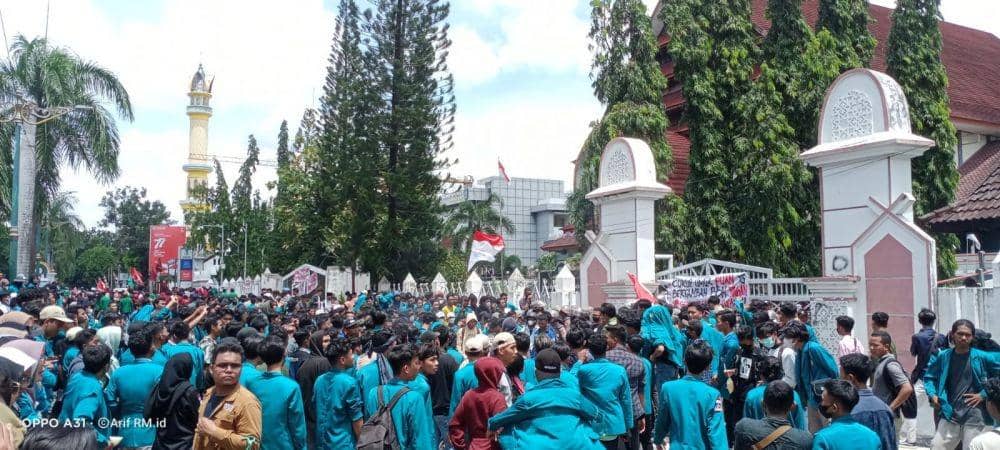 Aksi unjuk rasa mahasiswa di depan gedung DPRD NTB, Kamis (8/9/2022). (dok. Istimewa)