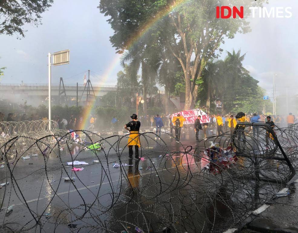 Demonstrasi mahasiswa, buruh, dan ojol di Simpang Lima Kantor DPRD Sumsel Jalan POM IX Palembang ricuh usai aksi bakar ban dihentikan polisi (IDN Times/Rangga Erfizal)