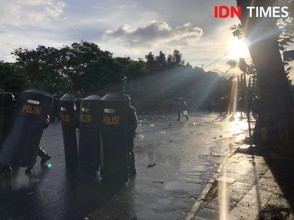 Demonstrasi mahasiswa, buruh, dan ojol di Simpang Lima Kantor DPRD Sumsel Jalan POM IX Palembang ricuh usai aksi bakar ban dihentikan polisi (IDN Times/Rangga Erfizal)