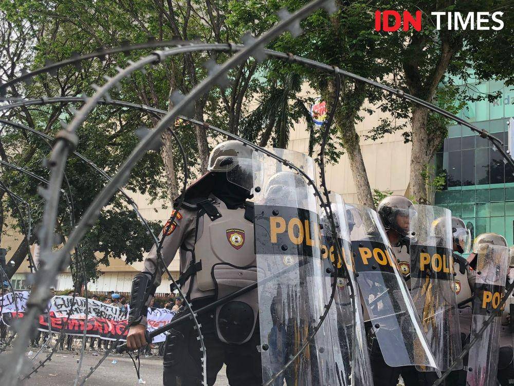 Demonstrasi mahasiswa, buruh, dan ojol di Simpang Lima Kantor DPRD Sumsel Jalan POM IX Palembang ricuh usai aksi bakar ban dihentikan polisi (IDN Times/Rangga Erfizal)