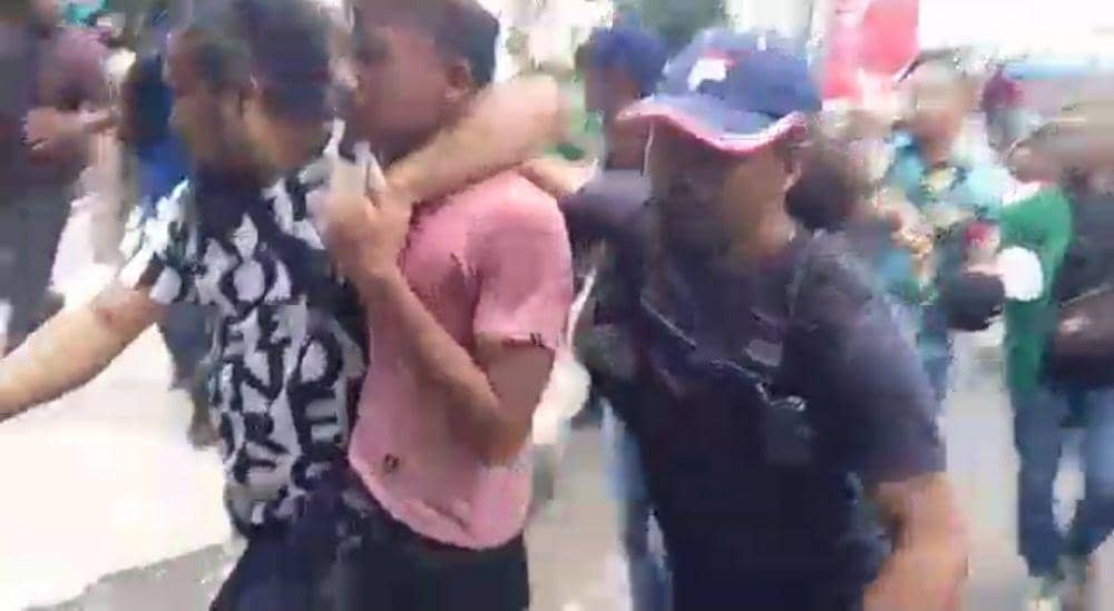 Polisi saat melakukan pengamanan unjuk rasa mahasiswa di depan gedung DPRD NTB. (dok. Polresta Mataram)