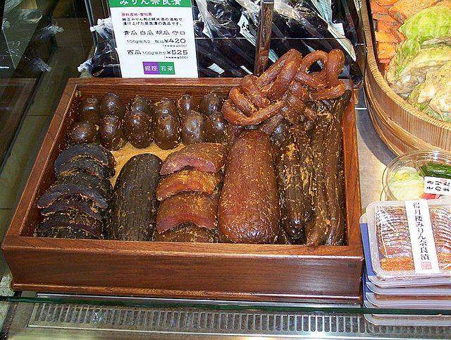ilustrasi narazuke (daveyll from Tsukemono shop Ginza Wakana in Ginza, Tokyo, CC BY-SA 2.0, via Wikimedia Commons)