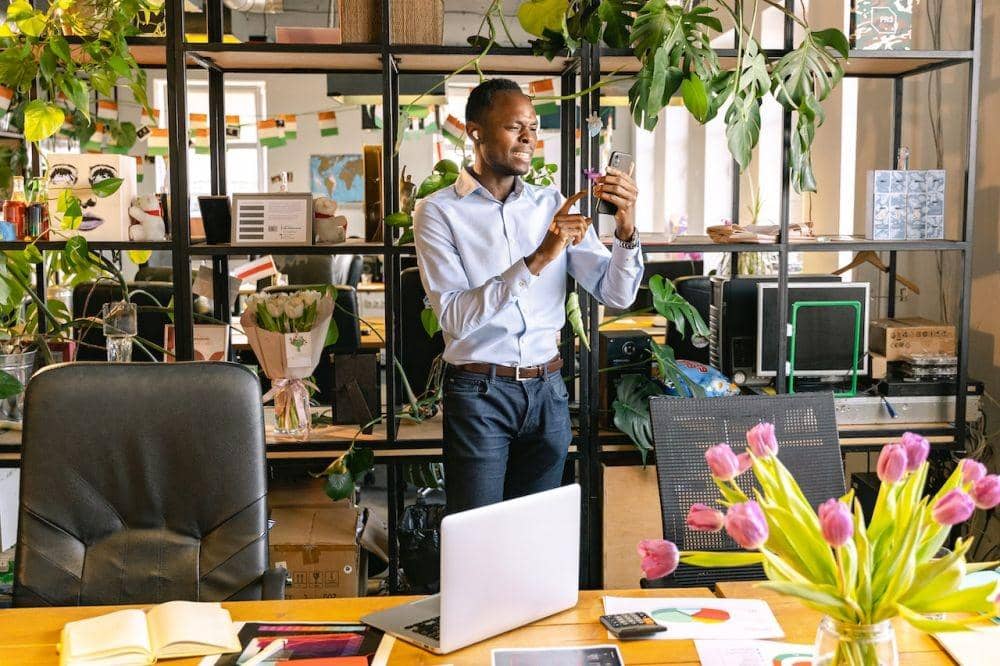 ilustrasi bekerja. (pexels.com/antoni shkraba)