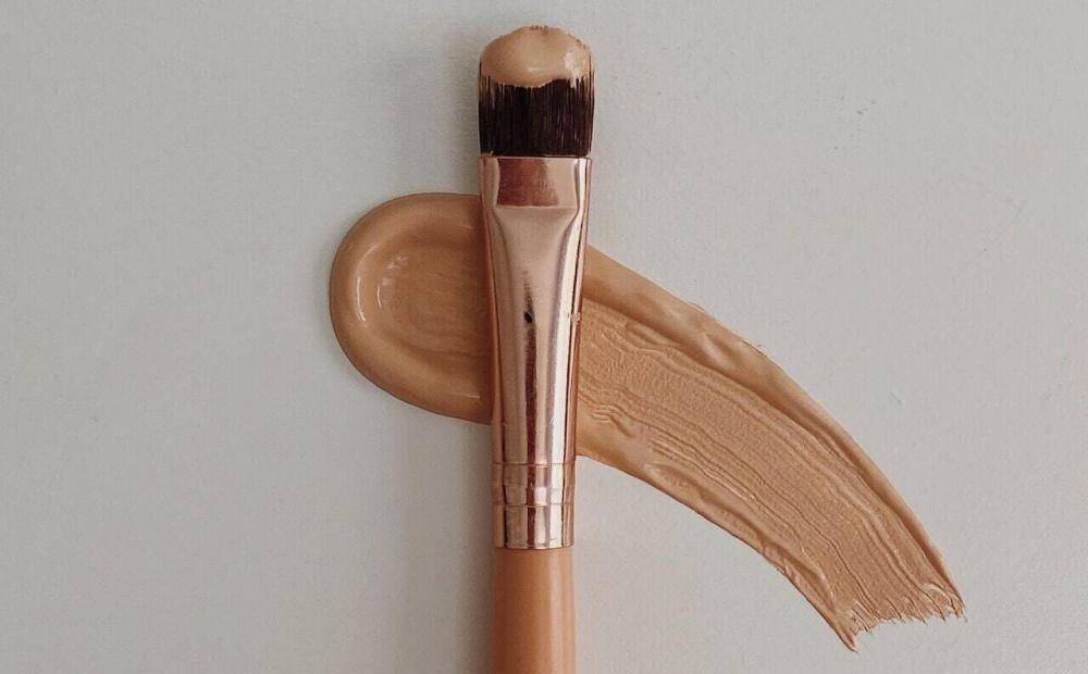 ilustrasi kuas dan liquid foundation (pexels.com/pinkflashcosmetics)