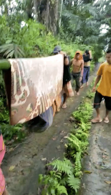 Jalan Rusak, Ibu Melahirkan di Lombok Barat ini Ditandu Pakai Kain