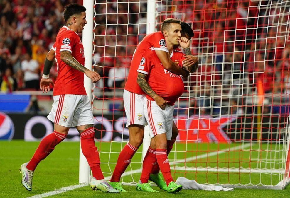 selebrasi gol para pemain Benfica (uefa.com)