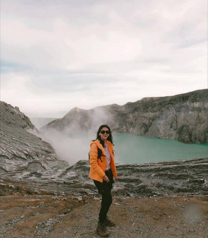 Potret Adinda Thomas di Kawah Ijen (instagram.com/adindathomas)