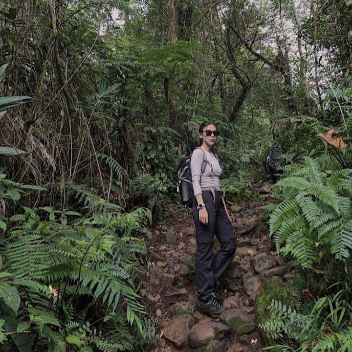 Potret Adinda Thomas Saat Trekking (instagram.com/adindathomas)