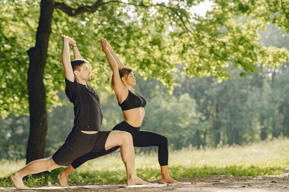8 Pose Yoga Berpasangan untuk Memperkuat Hubungan Intim