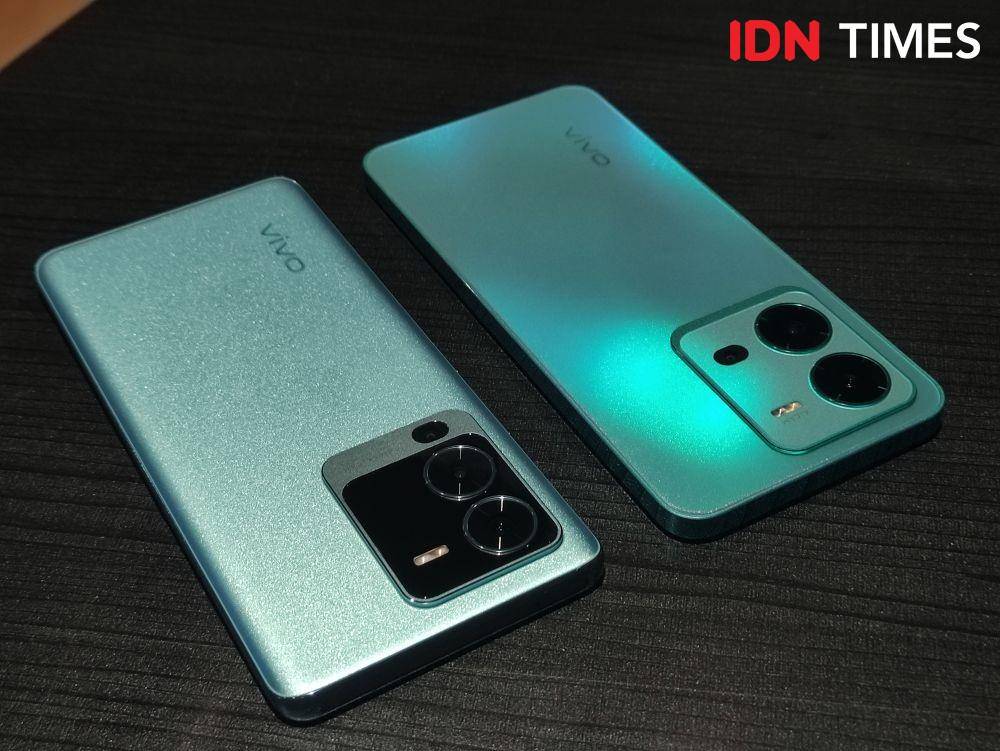V25 Pro 5G (biru, kiri) dan V25 5G (biru, kanan) (IDN Times/Alfonsus Adi Putra)