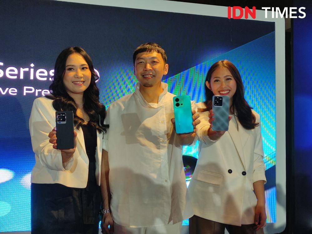 kiri ke kanan: Product Manager vivo Indonesia, Risa Rismayanti, Senior Product Manager vivo Indonesia, Yoga Samiaji, dan PR Manager vivo Indonesia, Alexa Tiara berfoto dengan vivo V25 5G series (IDN Times/Alfonsus Adi Putra)