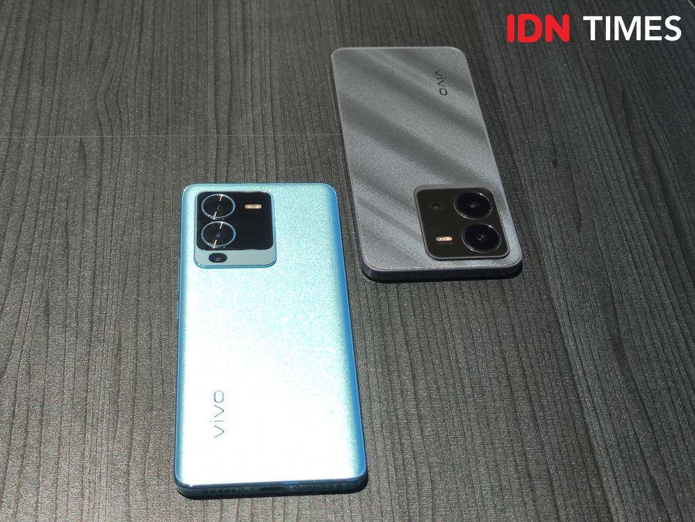 vivo V25 Pro 5G (biru) dan V25 5G (hitam) (IDN Times/Alfonsus Adi Putra)