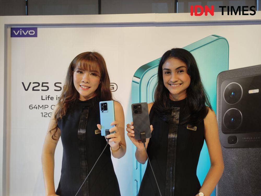 vivo V25 Pro 5G (kiri) dan V25 5G (kanan) (IDN Times/Alfonsus Adi Putra)