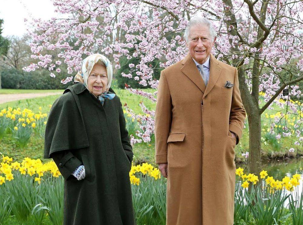 potret kenangan Ratu Elizabeth II dan anaknya, King Charles (instagram.com/clarencehouse)