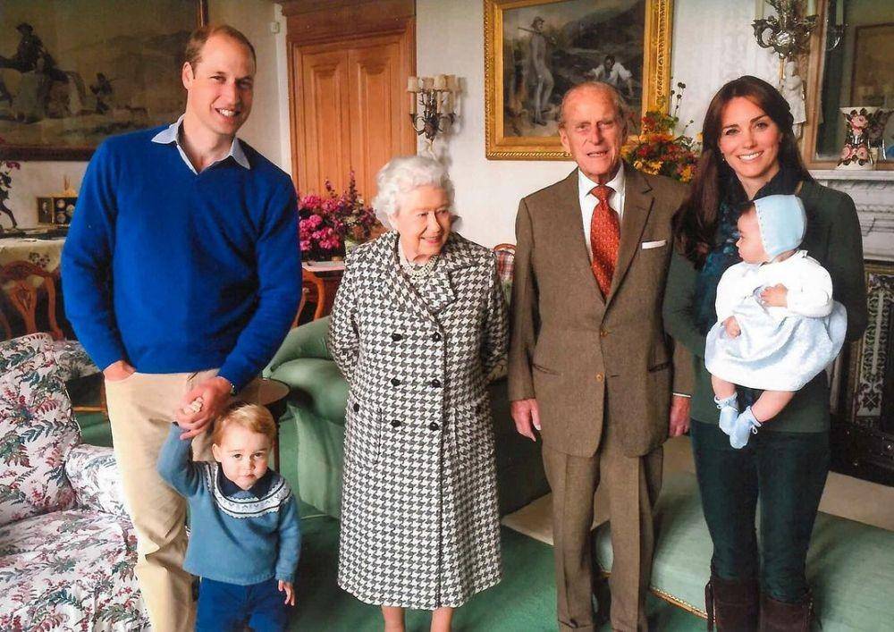 potret kenangan Ratu Elizabeth II dengan keluarga besar Kerajaan Inggris (instagram.com/dukeandduchessofcambridge)