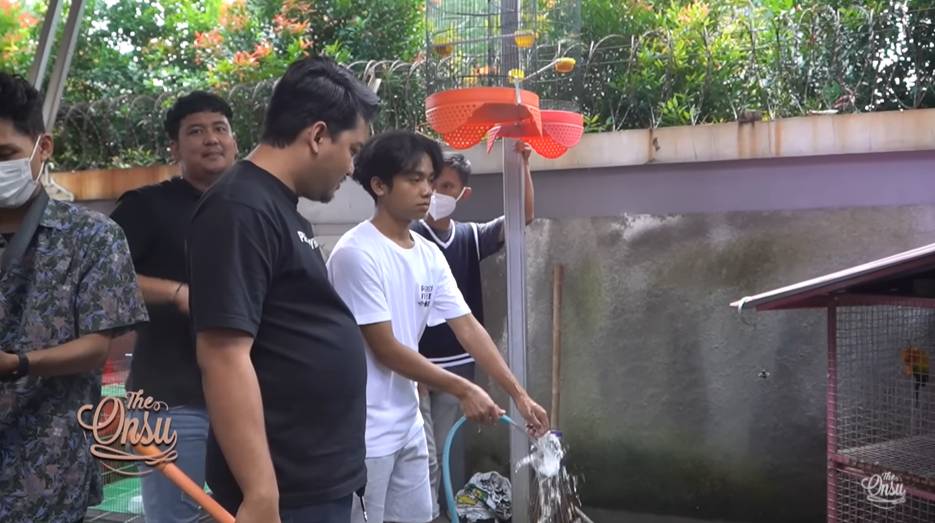 Betrand dan Thalia bersihin kandang ayam (YouTube.com/The Onsu Family)