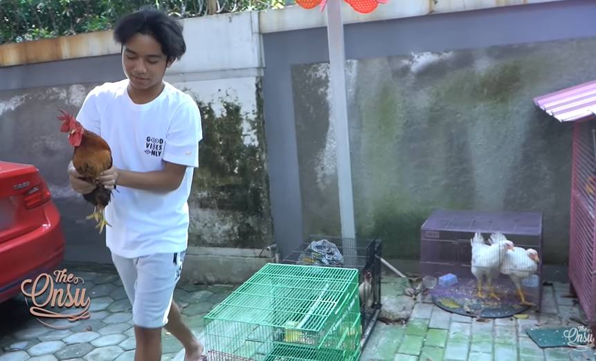Betrand dan Thalia bersihin kandang ayam (YouTube.com/The Onsu Family)
