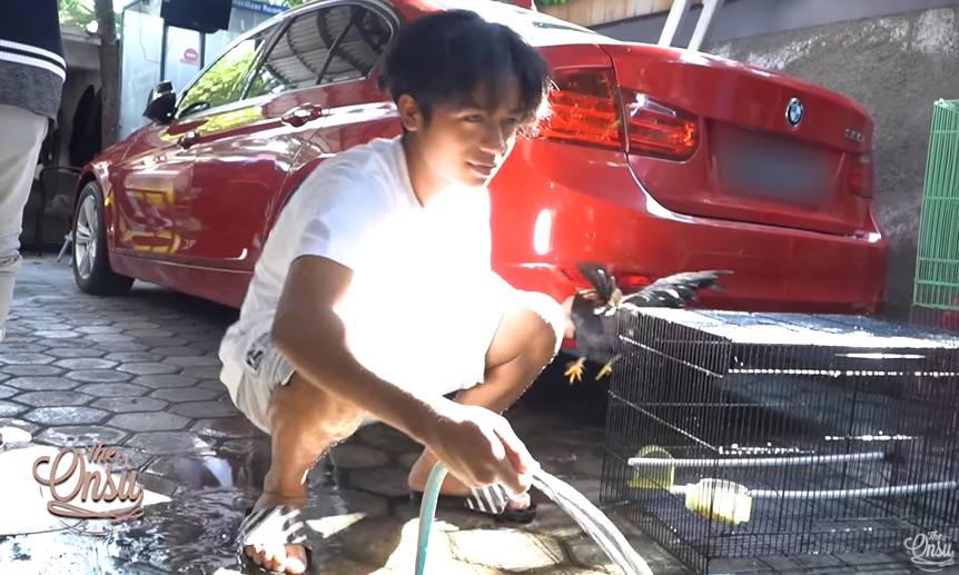 Betrand dan Thalia bersihin kandang ayam (YouTube.com/The Onsu Family)