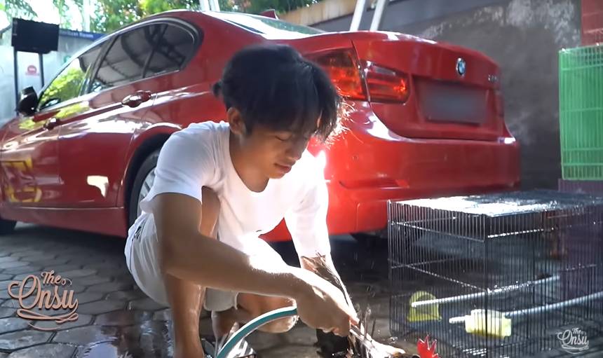 Betrand dan Thalia bersihin kandang ayam (YouTube.com/The Onsu Family)