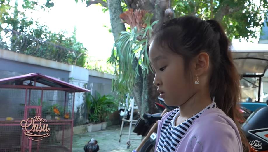 Betrand dan Thalia bersihin kandang ayam (YouTube.com/The Onsu Family)