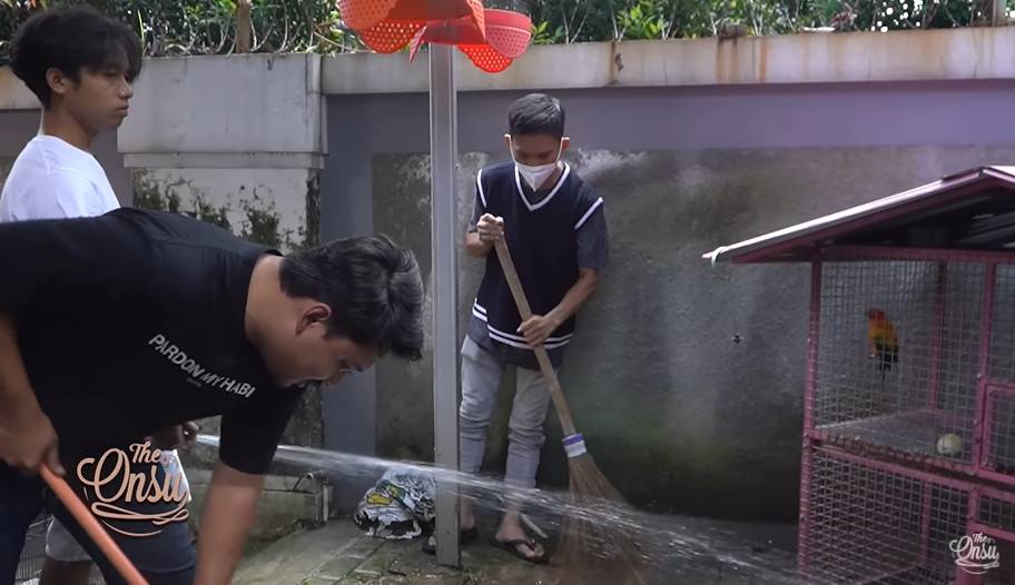 Betrand dan Thalia bersihin kandang ayam (YouTube.com/The Onsu Family)