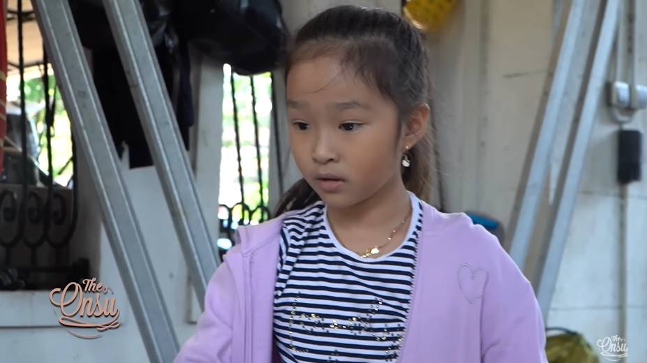 Betrand dan Thalia bersihin kandang ayam (YouTube.com/The Onsu Family)