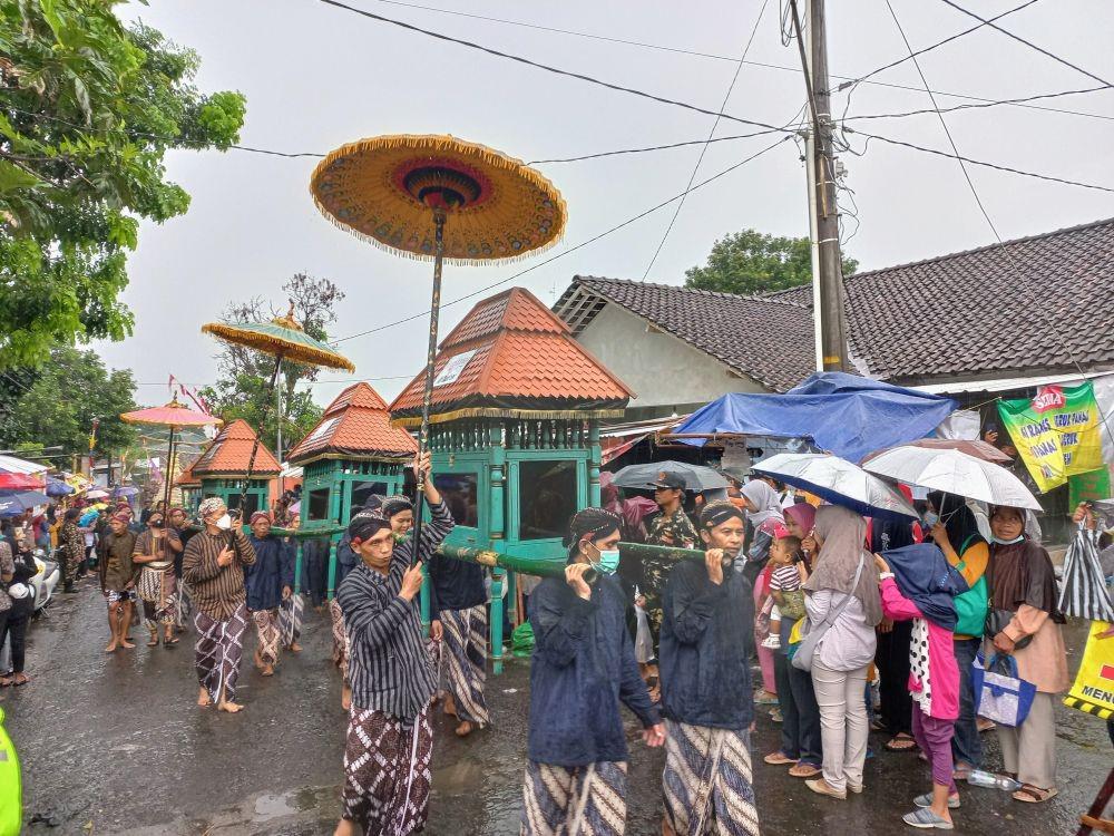 Benda Pusaka peninggalan Ki Ageng Wonolelo dikirab mengelilingi padukuhan Pondok Wonolelo, Ngemplak, Sleman (IDN Times/Yogie Fadila)