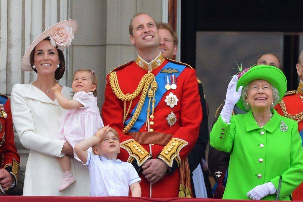 potret kenangan Ratu Elizabeth II dengan keluarga besar Kerajaan Inggris (instagram.com/theroyalfamily)