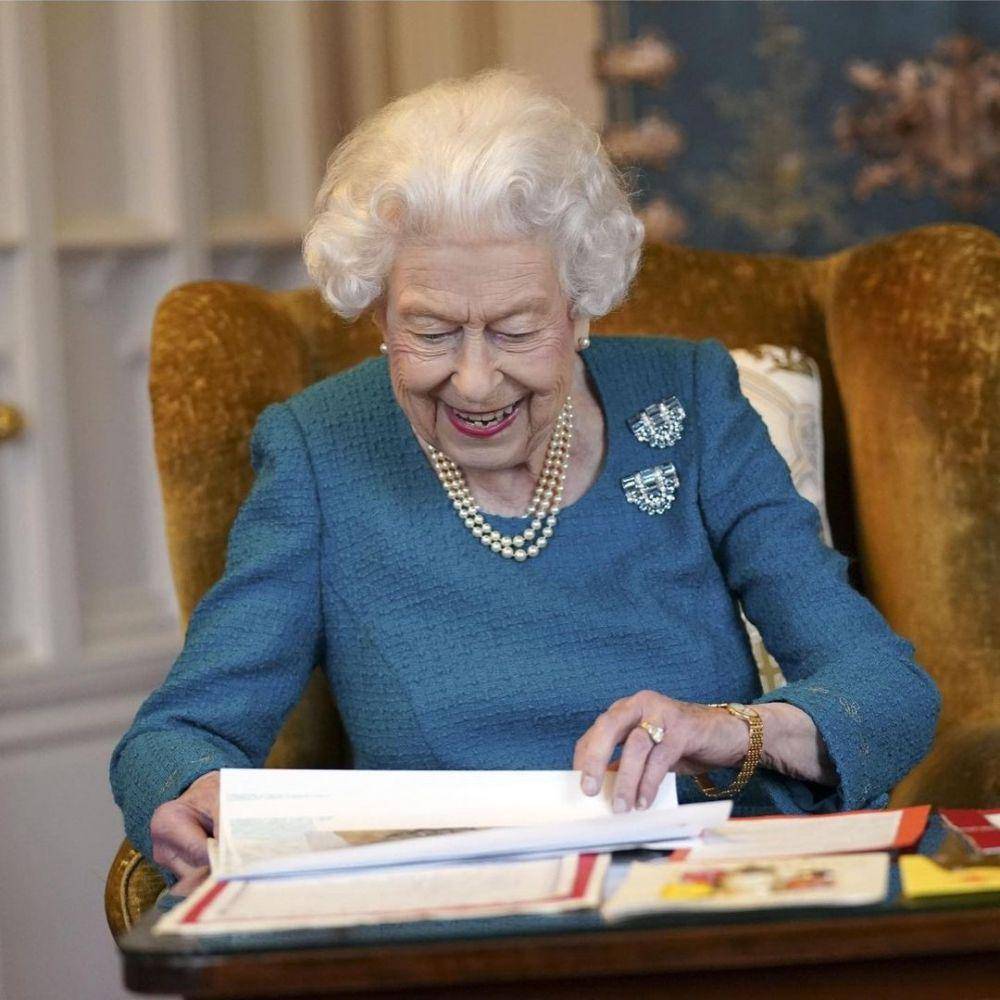 Ratu Elizabeth saat sedang bekerja (instagram.com/theroyalfamily)