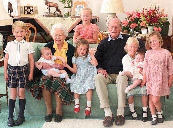 potret kenangan Ratu Elizabeth II dengan keluarga besar Kerajaan Inggris (instagram.com/dukeandduchessofcambridge)