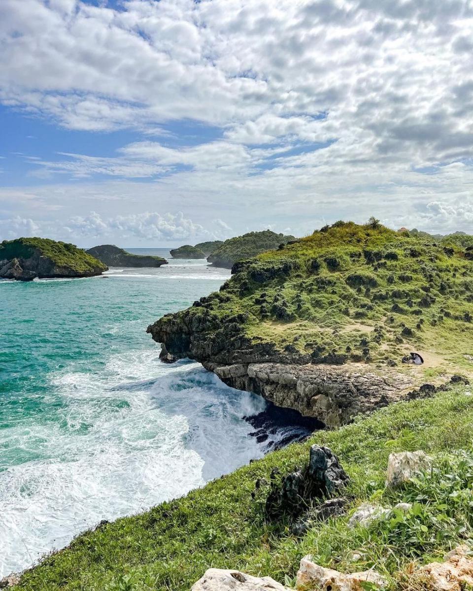 9 Spot Foto di Pantai Kasap Pacitan, Raja Ampatnya Jawa Timur!
