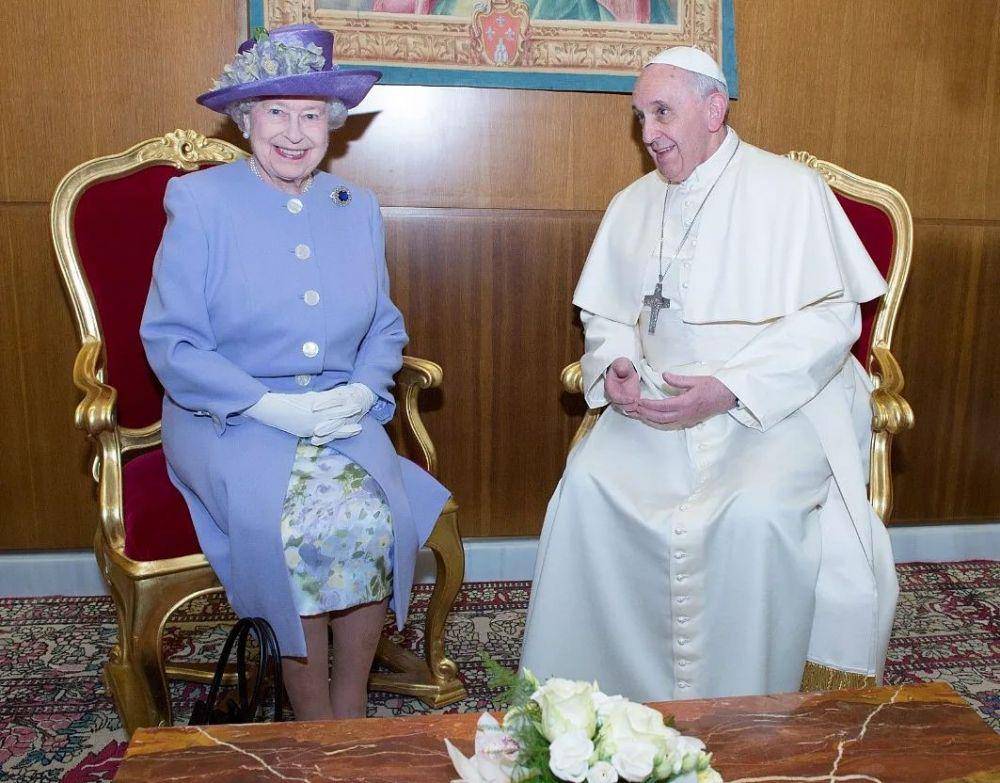 Ratu Elizabeth saat pertemuan dengan Paus Fransiskus (instagram.com/theroyalfamily)