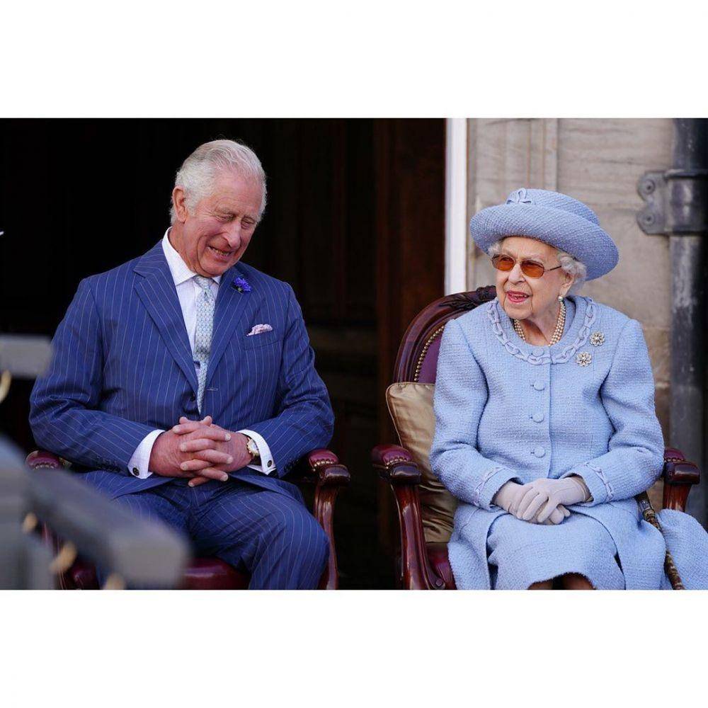 potret kenangan Ratu Elizabeth II dan anaknya, King Charles (instagram.com/theroyalfamily)