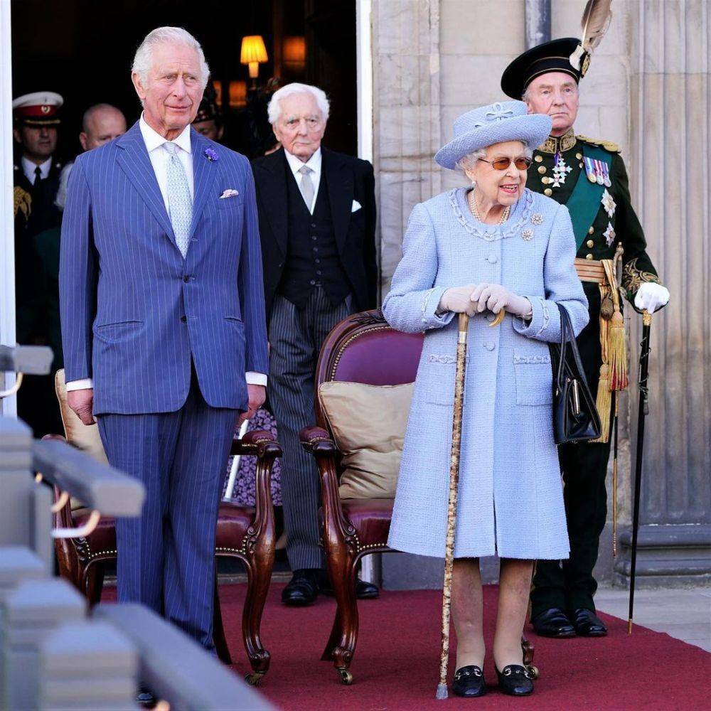 potret kenangan Ratu Elizabeth II dan anaknya, King Charles (instagram.com/theroyalfamily)