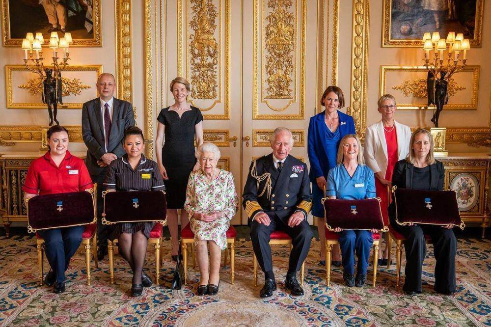 potret kenangan Ratu Elizabeth II dan anaknya, King Charles (instagram.com/clarencehouse)