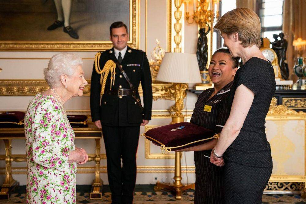Ratu Elizabeth saat sedang memberikan penghargaan ke National Health Service (instagram.com/theroyalfamily)