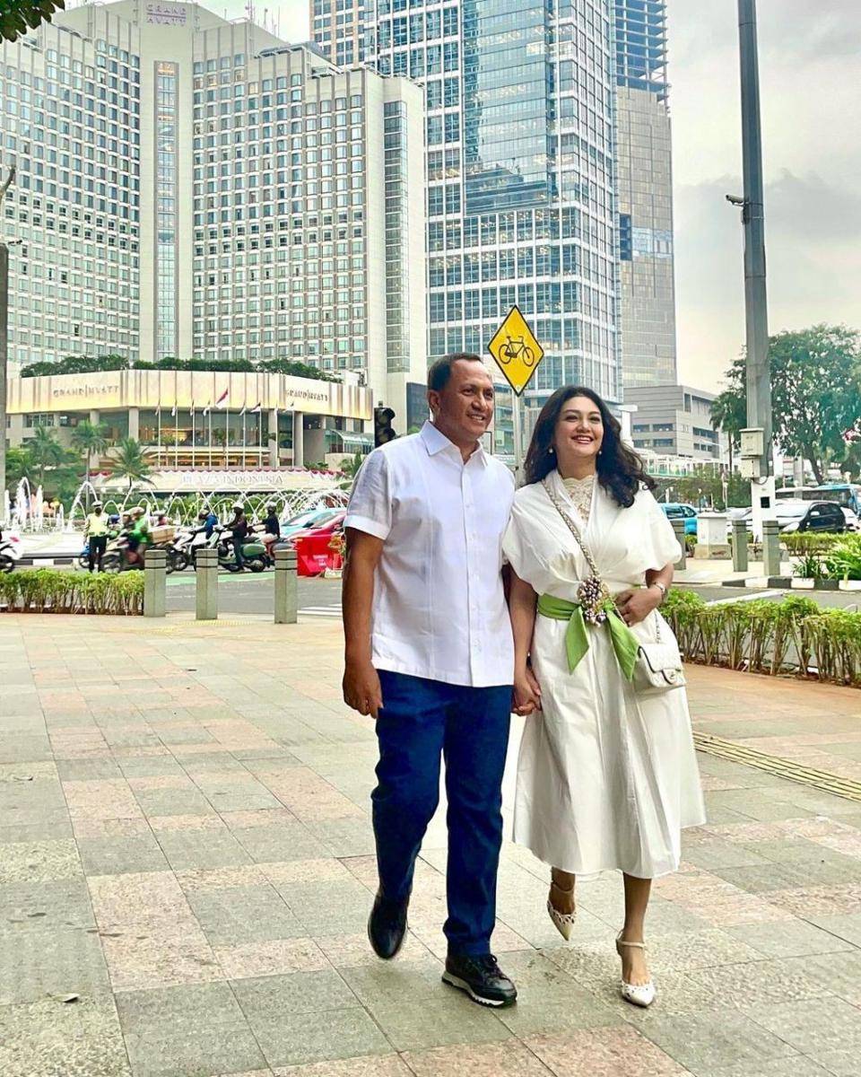 Bella Saphira dan suami (instagram.com/bellasaphiraofficial)
