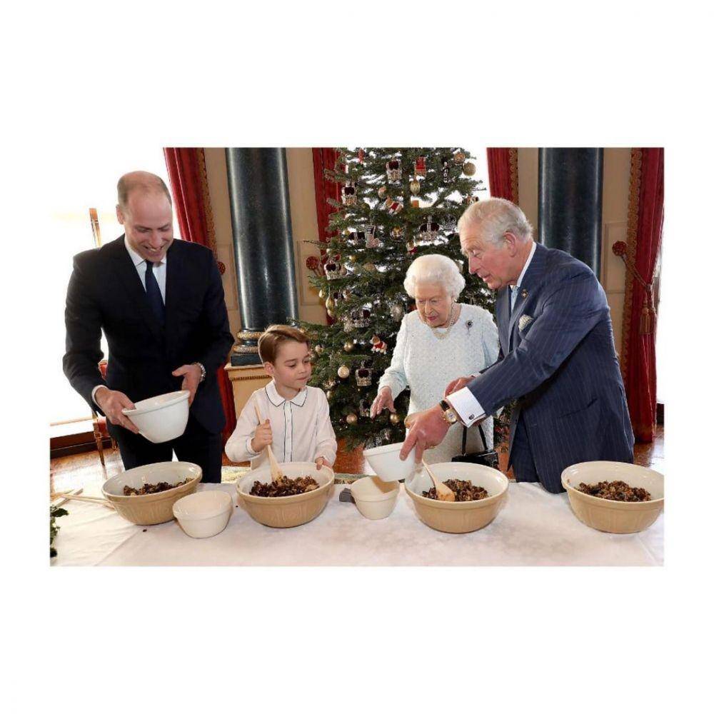 potret kenangan Ratu Elizabeth II dengan keluarga besar Kerajaan Inggris (instagram.com/theroyalfamily)