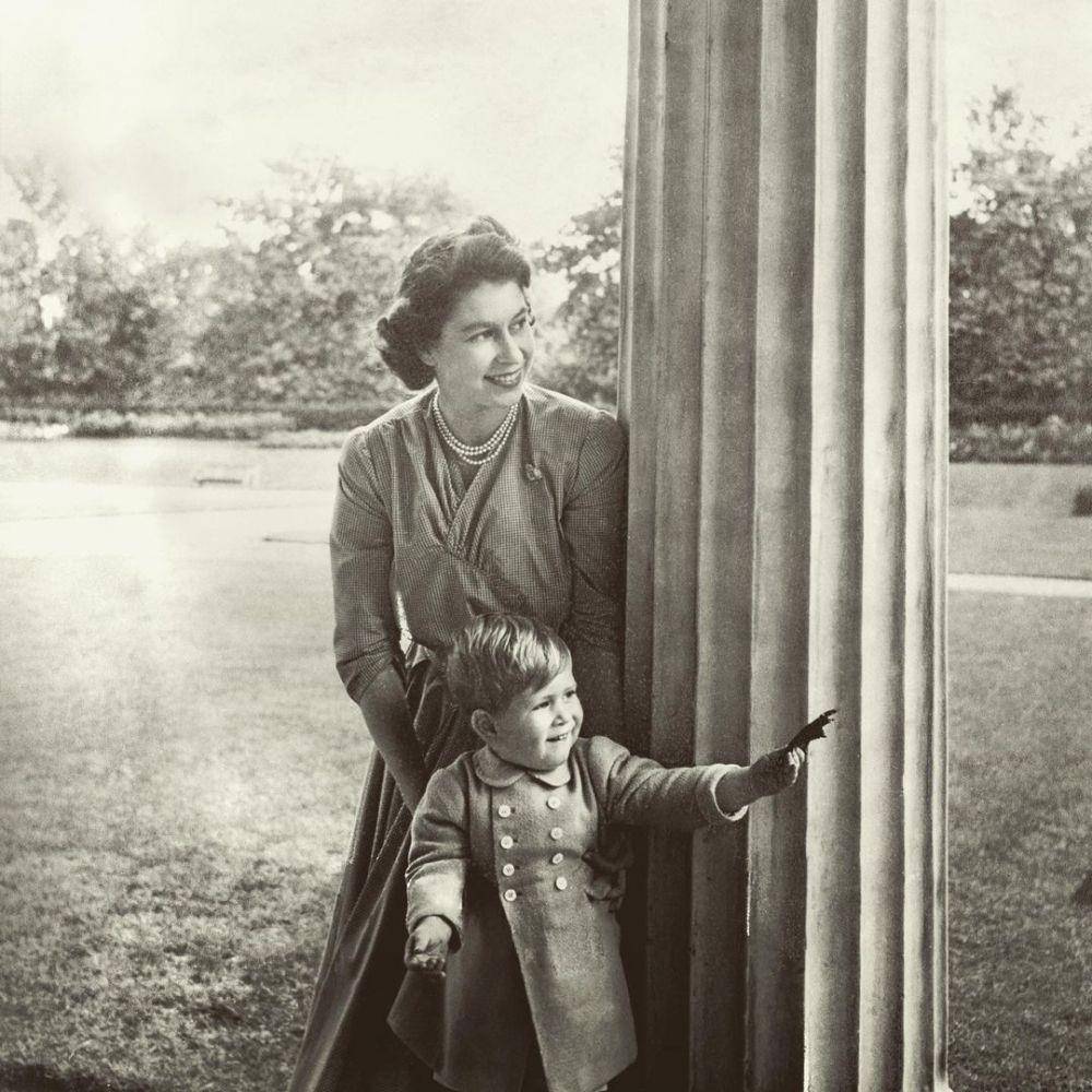 potret kenangan Ratu Elizabeth II dan anaknya, King Charles (instagram.com/clarencehouse)