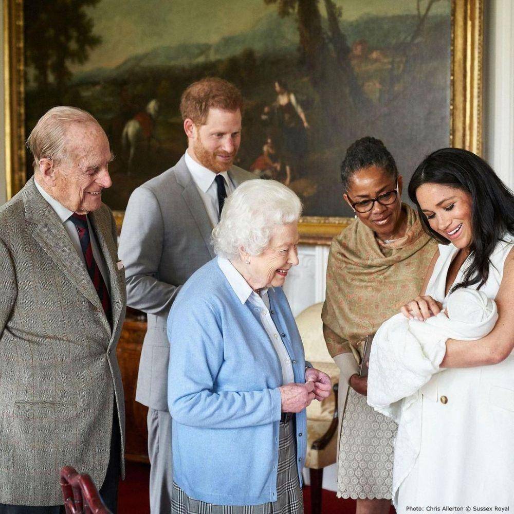 potret kenangan Ratu Elizabeth II dengan keluarga besar Kerajaan Inggris (instagram.com/theroyalfamily)