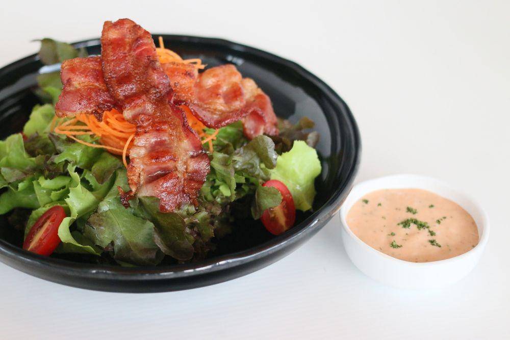 ilustrasi salad dengan saus thousand island (pixabay.com/art111111111)