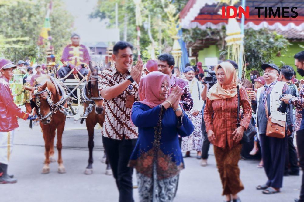 Bupati Sleman, Kustini Sri Purnomo, didampingi KPH Yudanegara menghadiri kirab pusaka Saparan Ki Ageng Wonolelo di Ngemplak, Sleman, Jumat (09/09/2022) (IDN Times/Yogie Fadila)